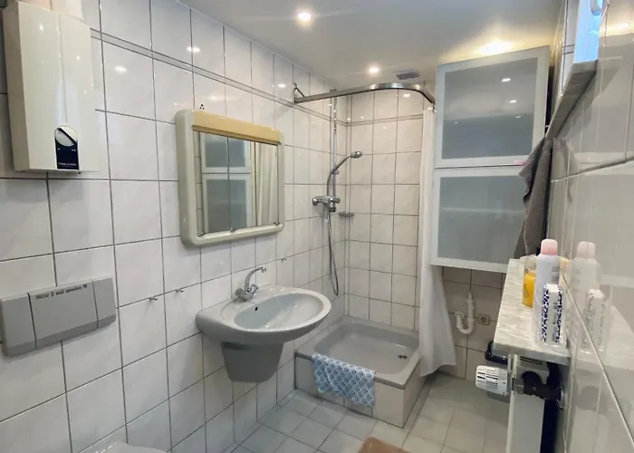 Helles, Gepflegtes Souterrain In Ruhiger Lage Lägenhet *