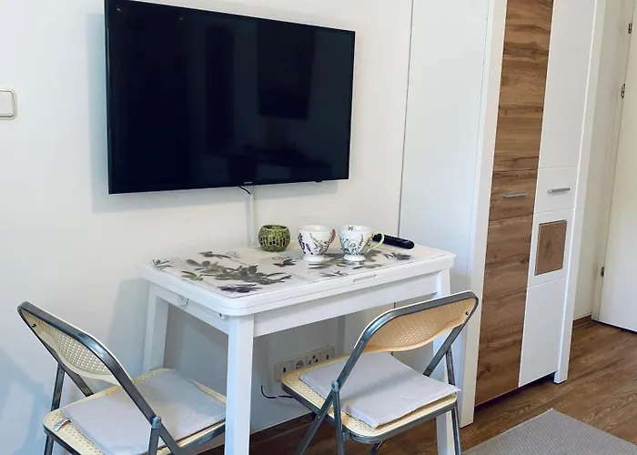 Helles, Gepflegtes Souterrain In Ruhiger Lage *